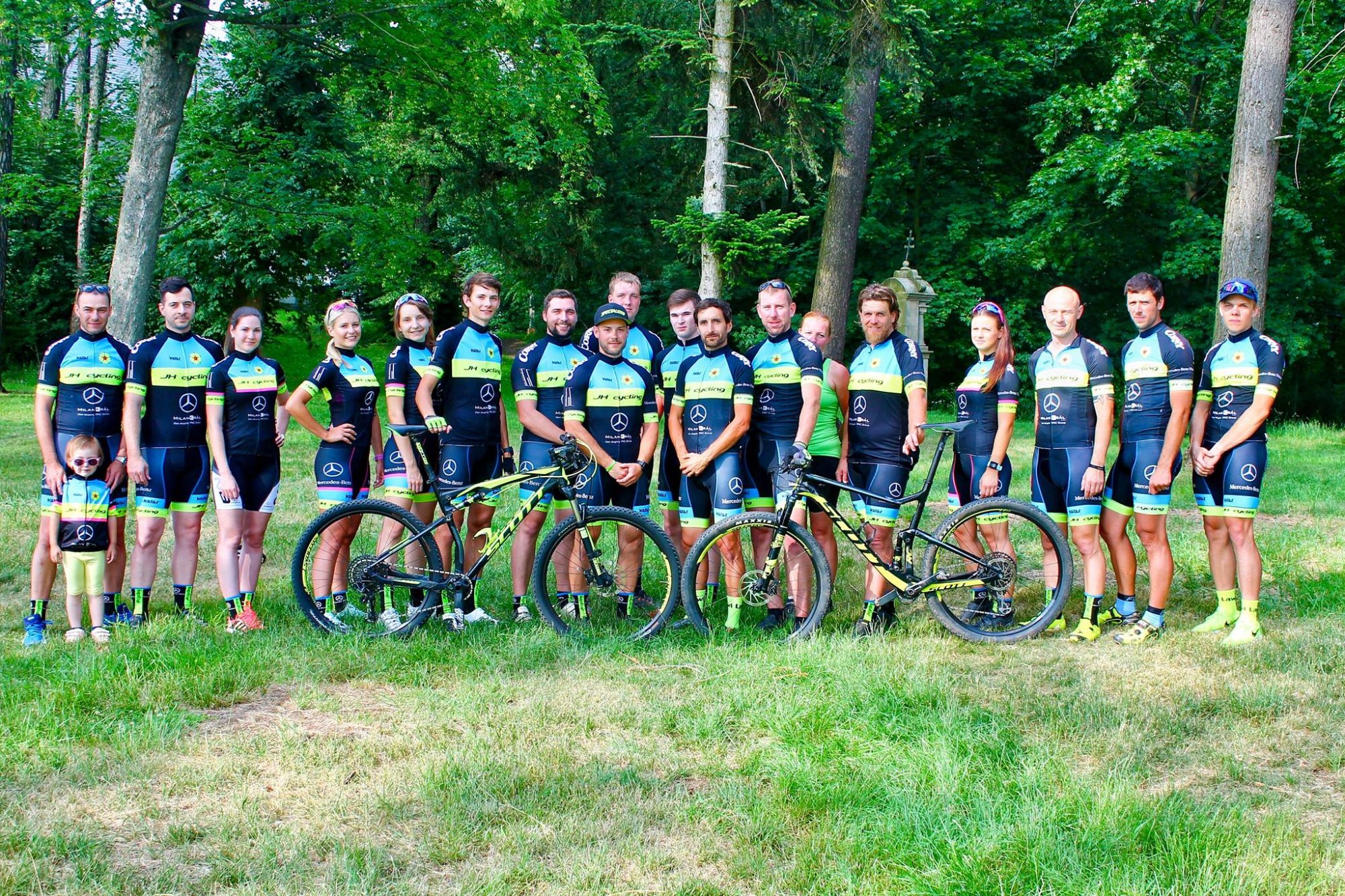 Tým JH cycling v týmových dresech na společné fotce
